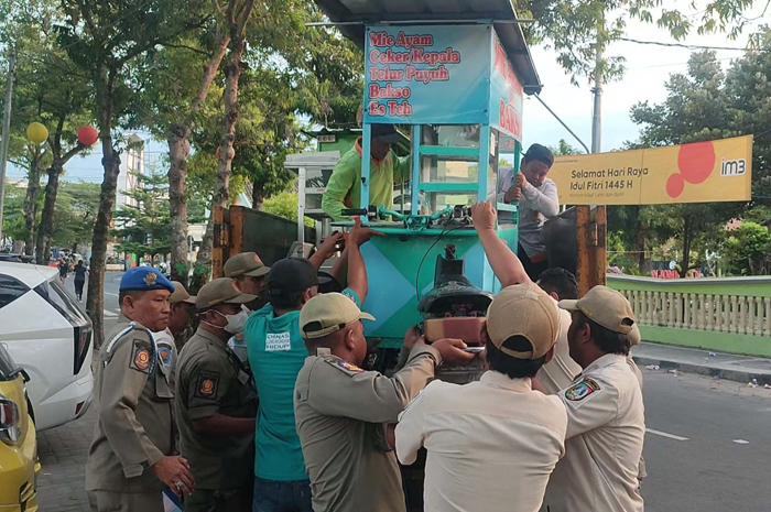 Petugas Satpol PP Jombang saat mengamankan rombong PKL yang nekat berjualan di Alun-alun Jombang