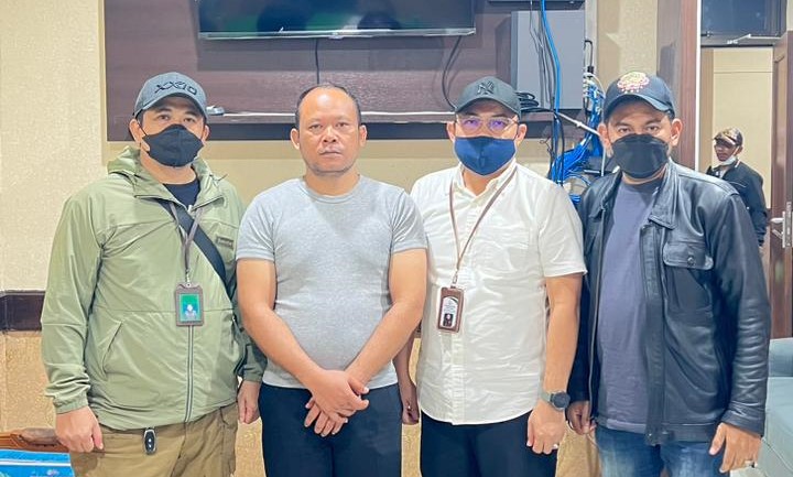 TIM Tangkap Buron (TABUR) Tim Adhyaksa Monitoring Center (AMC) Kejaksaan Agung dan Kejaksaan Tinggi Jawa Timur  saat membekuk buron kasus korupsi di Curahmalang Jombang