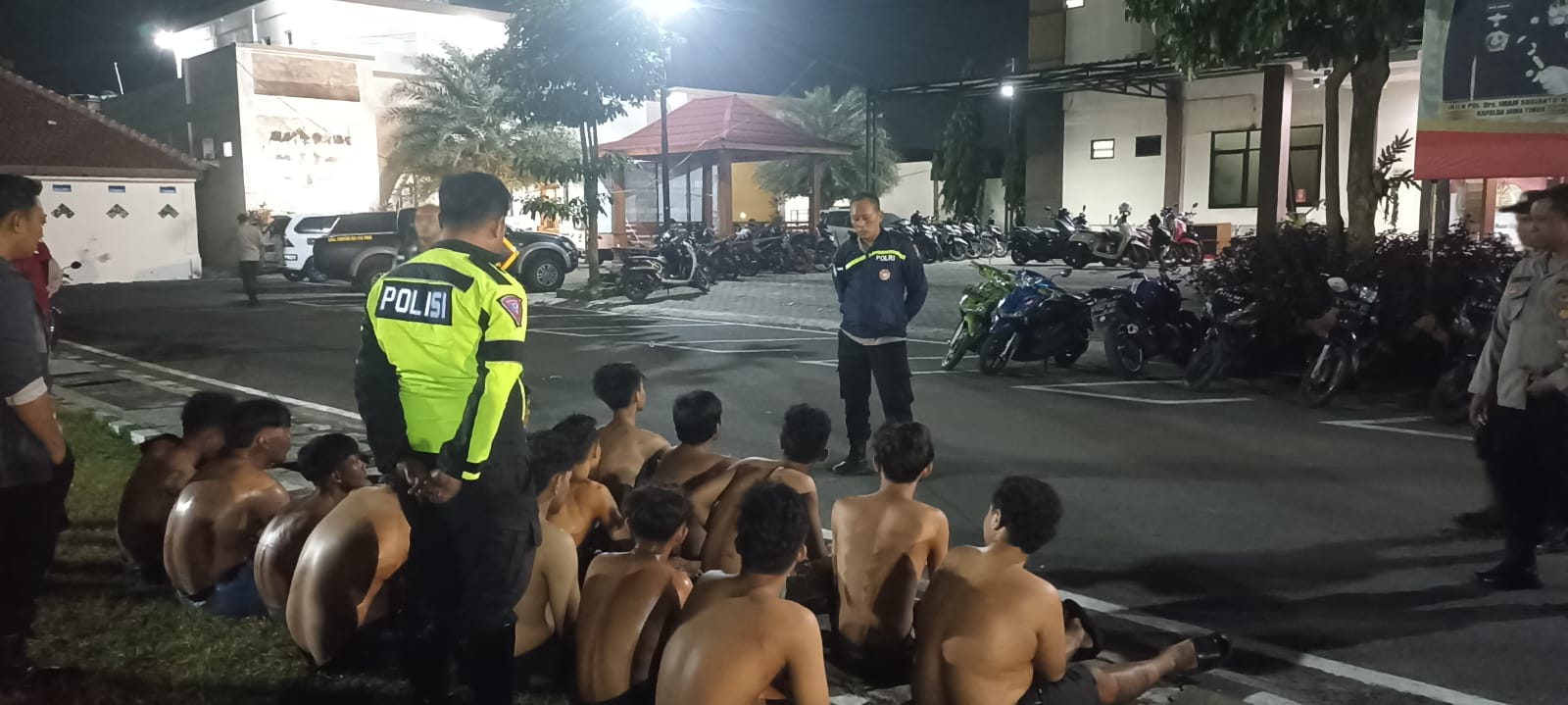16 anggota perguruan silat saat diamankan di Mapolres Jombang usai mabuk-mabukan dan bikin resah warga di Jombang