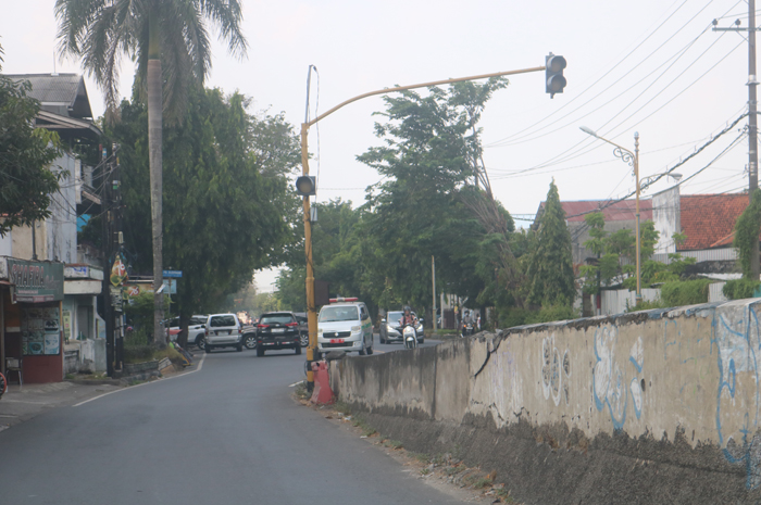 Kondisi lampu flash Embong miring Denanyar Jombang yang dibiarkan mati dan kabelnya semrawut