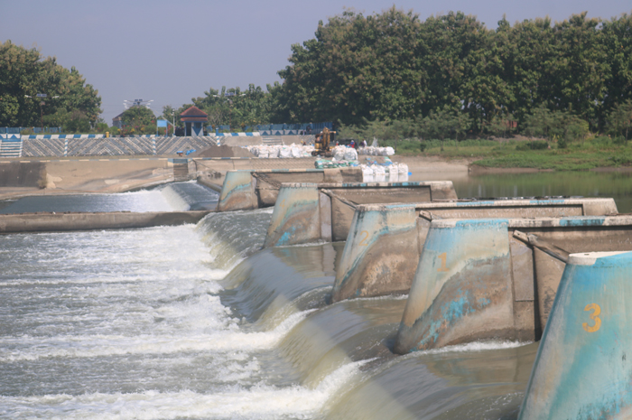 lima pintu Dam Karet Jatimlerek kini dibuka untuk pembuatan kisdam untuk identifikasi kerusakan karet pembendung