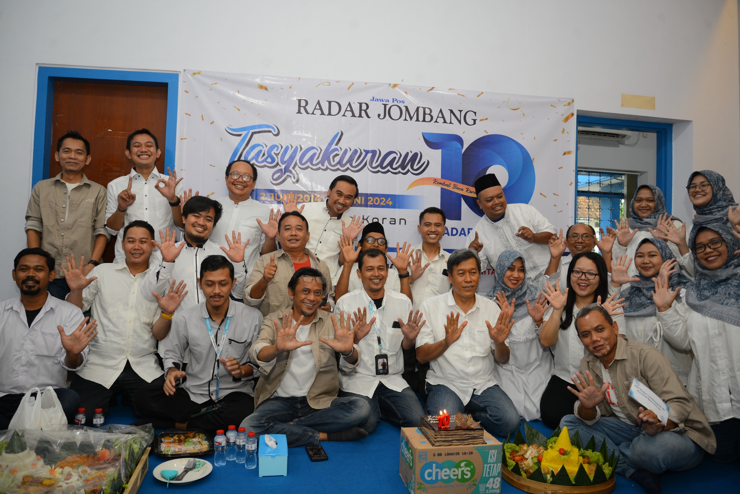 Direktur Jawa Pos Radar Jombang M Nur Kolis memimpin tasyakuran HUT ke-10 Jawa Pos Radar Jombang, Minggu (2/6).