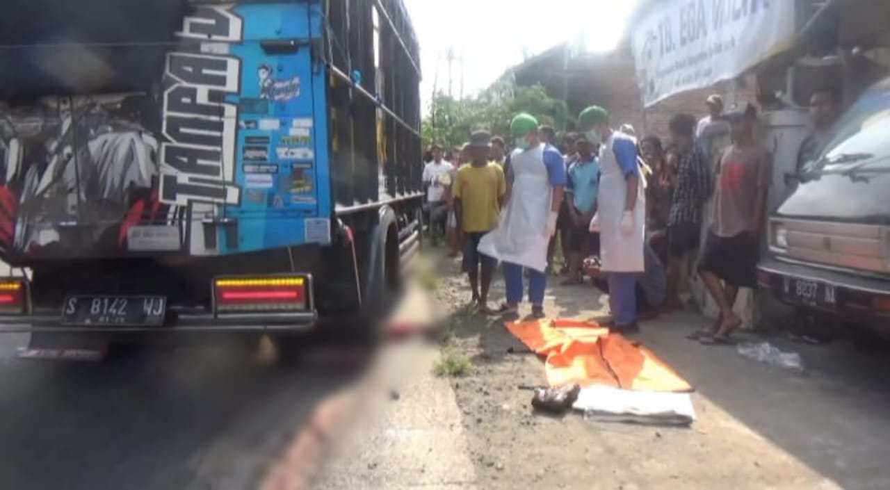 Proses evakuasi korban kecelakaan di Jombang yang tewas usai tertavbrak dan terseret truk