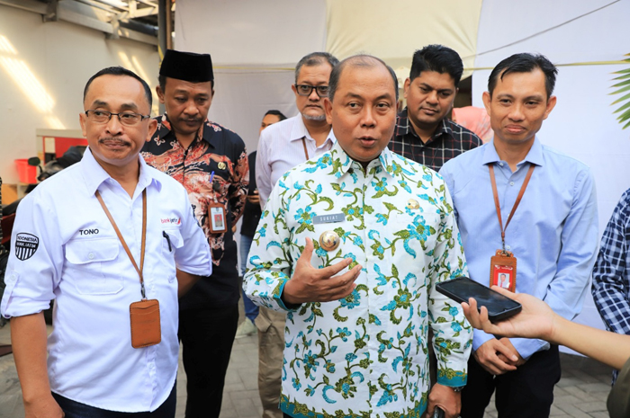Pj Bupati Jombang saat menghadiri kegiatan ngopi bareng bersama Bank Jatim