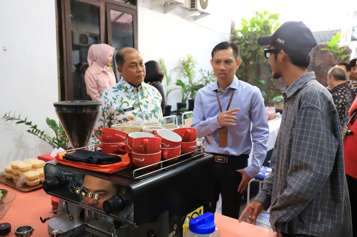 Pemimpin Cabang Bank Jatim Jombang, Hanif Julhamsyah, mendampingi Pj Bupati Jombang Sugiat saat ngopi bareng, Jumat (31/5).