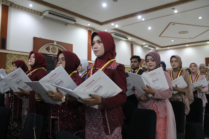 Siswa-siswi SMK Bakti Indonesia Medika mengikuti prosesi pembacaan sumpah.