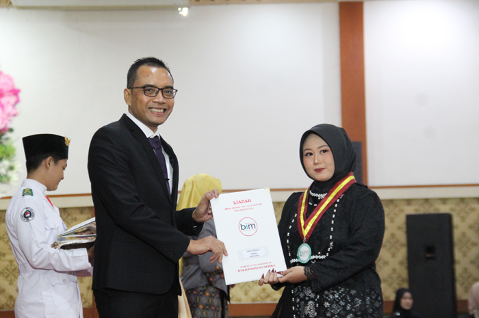 Kepala SMK BIM, Widiyanto Rhamandani SPsi MM memimpin prosesi wisuda purna siswa, (1/6).
