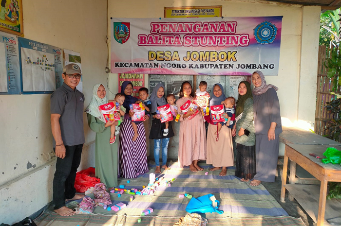Kepala Desa Jombok Nugroho Adi Wiyono memantau penimbangan berat badan balita stunting.