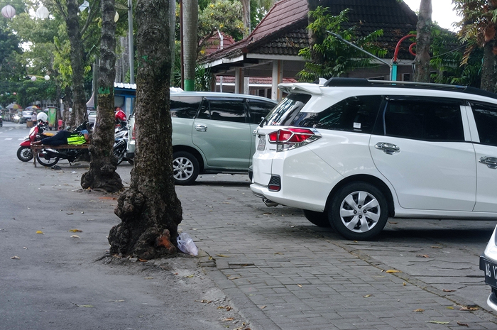 Kondisi parkir alun-alun Jombang yang hingga kini belum jelas pengelolaannya