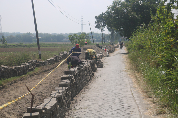 Paving jalan kabupaten di Jombang yang rusak parah ini mulai dibongkar