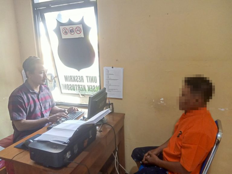 FR, pelaku pencurian emas asal Jombang saat diperiksa polisi di Mapolres Nganjuk