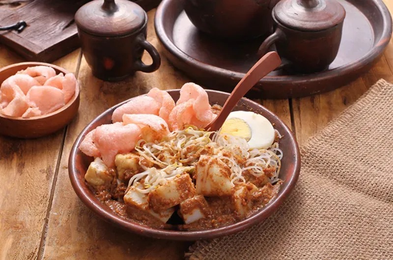 Ketoprak, salah satu kuliner khas yang bisa dicoba saat berada di Jakarta