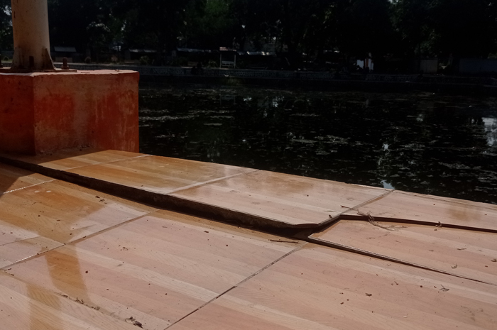 Kondisi lantai panggung tirta wisata wisata Jombang yang pecah dan rusak