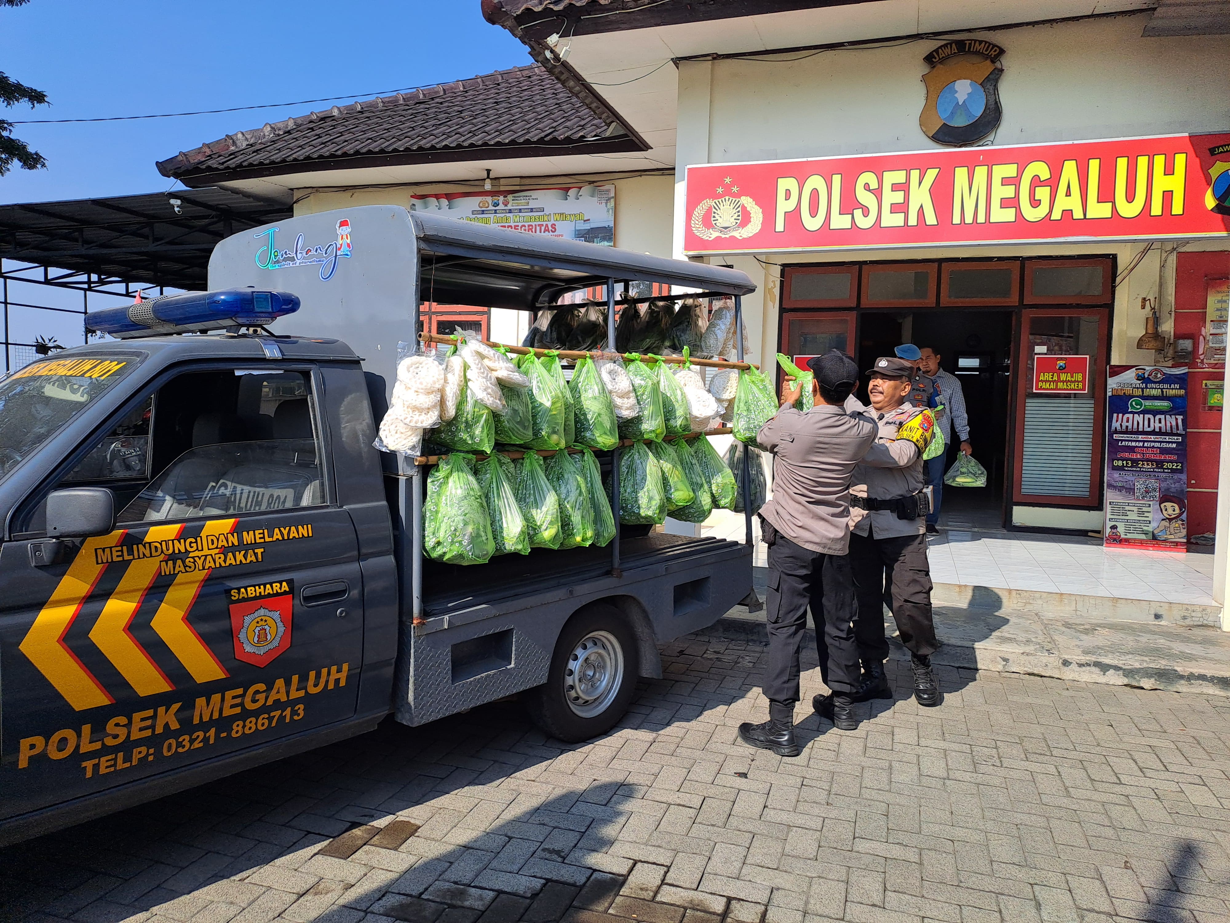 Polsek Megaluh Jombang membuat mobil partoli jadi gerobak sayur dan berkeliling kampung sambil memberikan imbauan kamtibmas