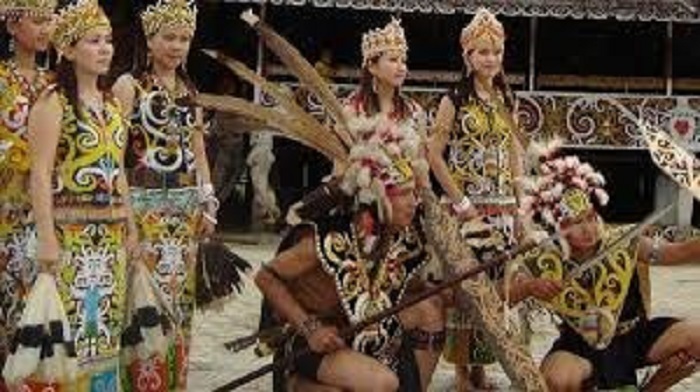 Ilustrasi suku dayak di kalimantan timur. inilah beberapa makanan khas dari wilayah mereka