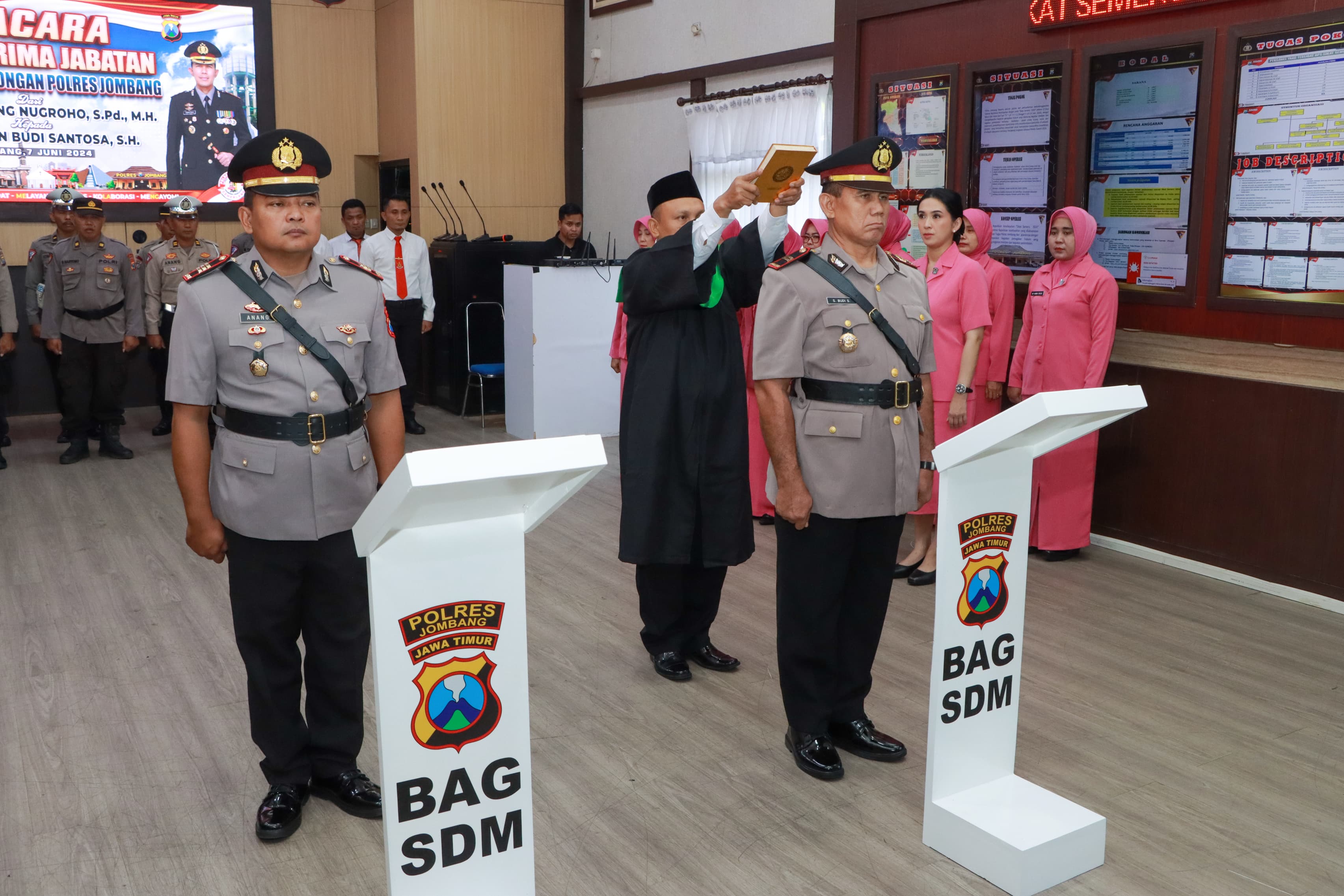 AKP Dian Anang (kiri) yang kini menjabat Kasat narkoba Polres Blitar saat mengikuti Sertijab di Mapolres Jombang