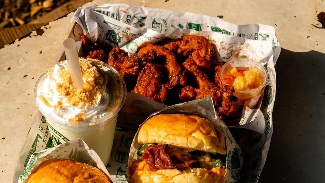 burger dan BBQ Mountain Boys, salah satu kuliner viral di Bandung