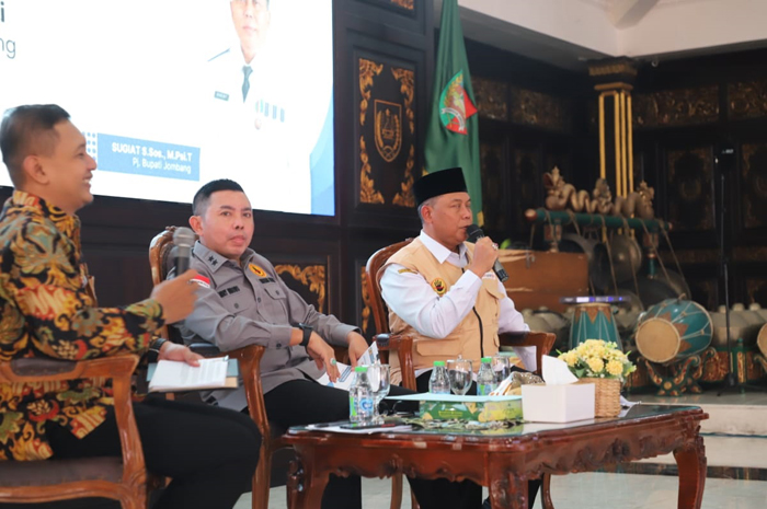 Pj Bupati Jombang Sugiat bersama Sekretaris Saber Pungli Pusat Irjen Pol Dr H Andry Wibowo dalam seminar Saber Pungli di Pendopo Kabupaten Jombang, Rabu (5/6).
