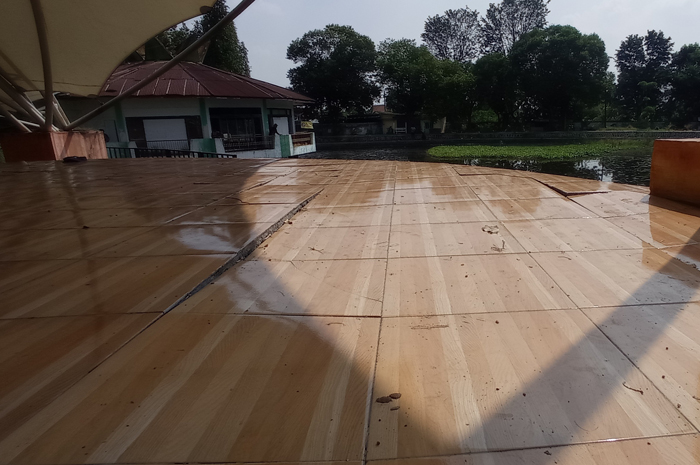 Kondisi lantai panggung hiburan Taman Tirta Wisata Jombang selain pecah juga ambles meski selama ini lebih banyak nganggur.