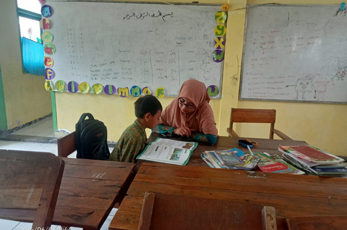 Siswa kelas 1 SDN Sumberaji 2 Kecamatan Kabuh seperti les privat dengan gurunya, karena jumlah siswa hanya satu, Kamis (6/6).