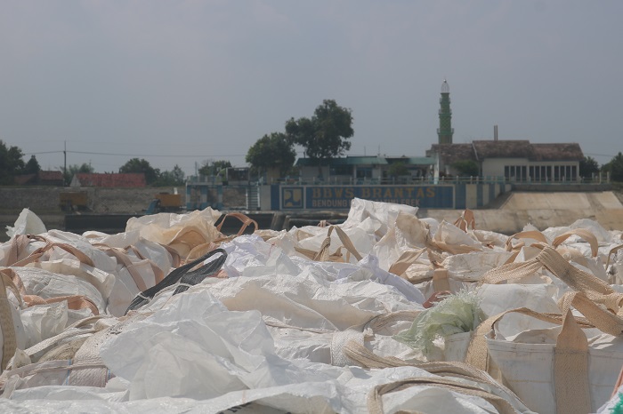 Ratusan sandbag yang disiagakan di dekat Dam karet Jatimlerek untuk pembuatan kisdam untuk pengecekan bocoran pintu air