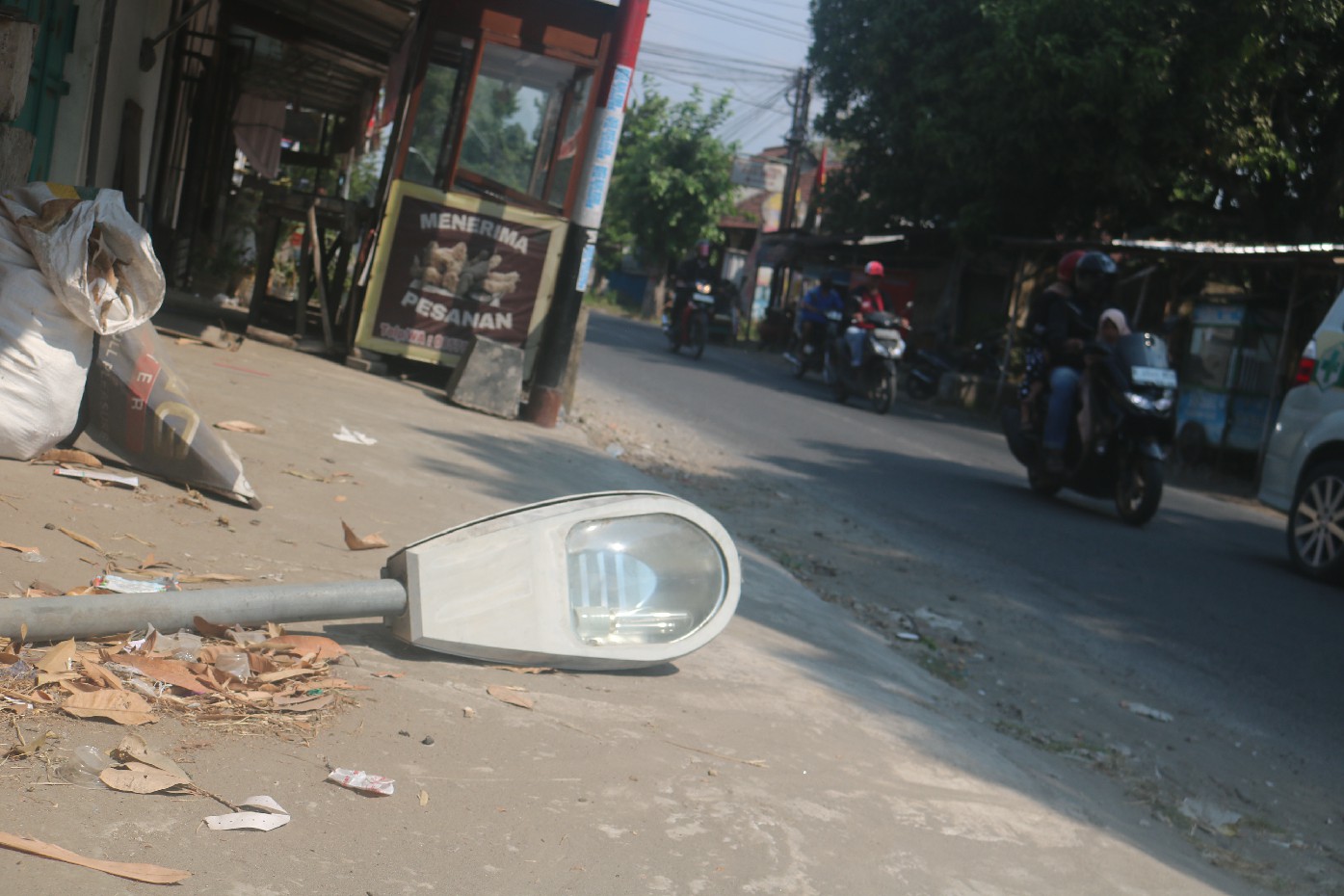 PJU jalan kabupaten di Tambar, Jogoroto Jombang yang dibiarkan tergeletak di pinggir jalan