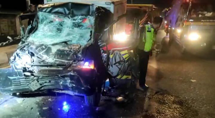 Kondisi bagian depan mobil box yang mebnabrak truk gandeng hingga sopir dan kernetnya terjepit
