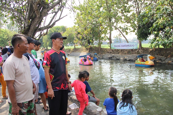MERIAH: Kepala Desa Candimulyo Sufredo Herlan menyapa warga yang berkunjung ke Wahana Wisata sungai di Desa Candimulyo, Minggu (9/6) pagi.
