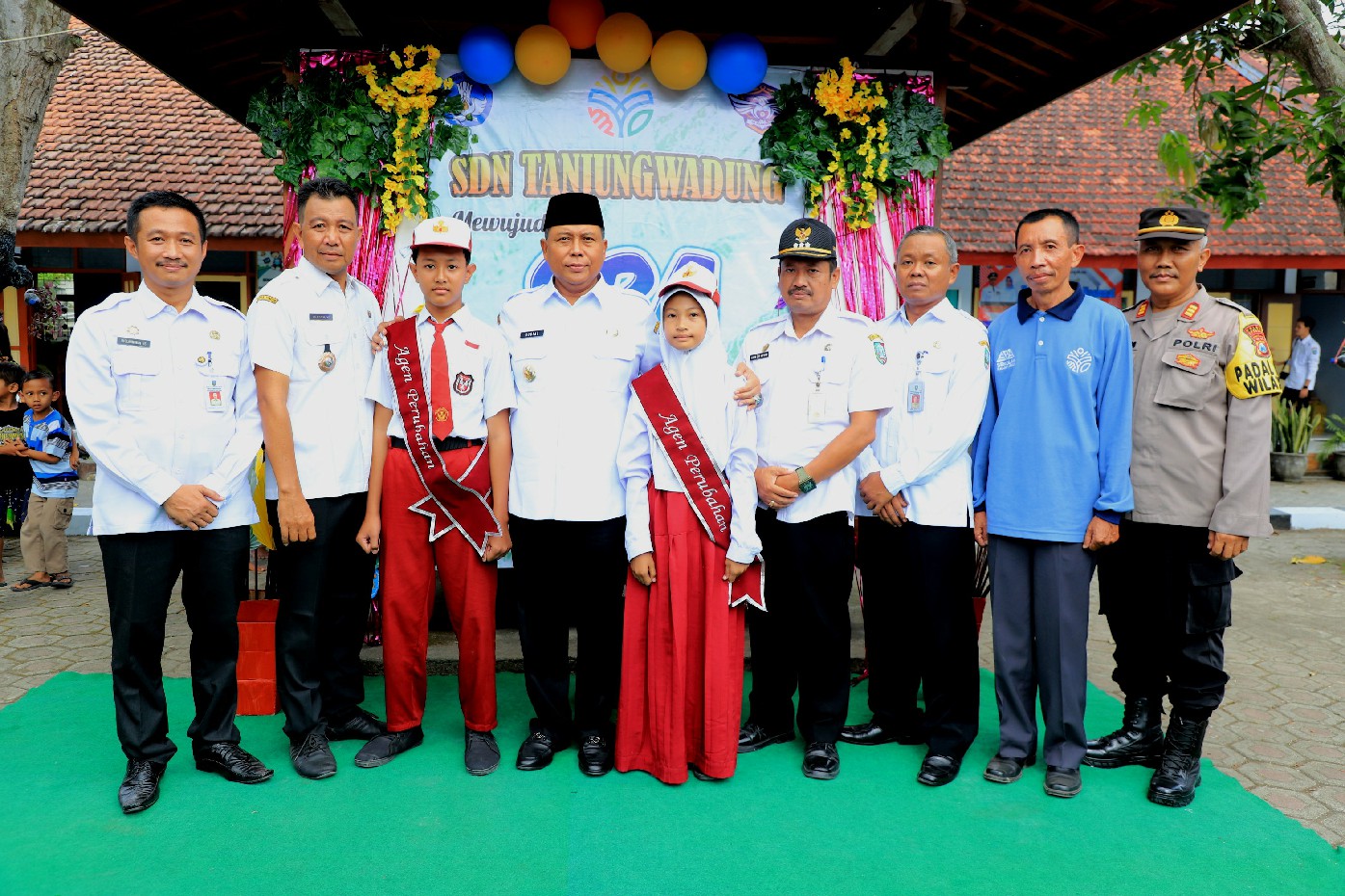 Pj Bupati Jombang Sugiat memberikan apresiasi siswa SDN Tanjungwadung yang berprestasi (29/5) lalu.