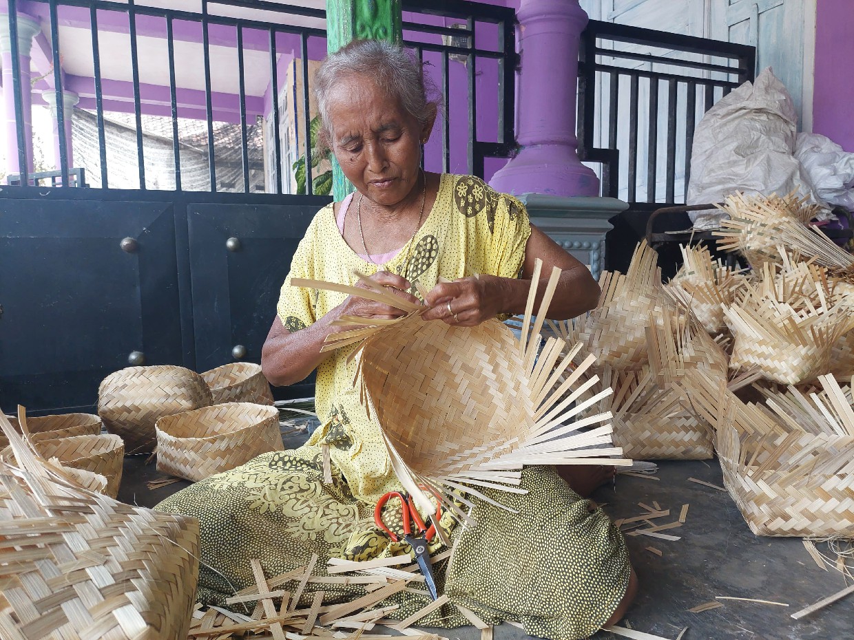 Proses pembuatan besek bambu untuk daging kurban di rumah Susanti