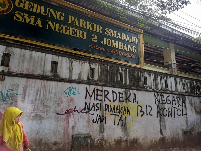 TAMPAK KUMUH: Tembok SMAN 2 Jombang dipenuhi dengan coretan aksi vandalisme yang dilakukan oleh orang tak bertanggungjawab, Sabtu (8/6).