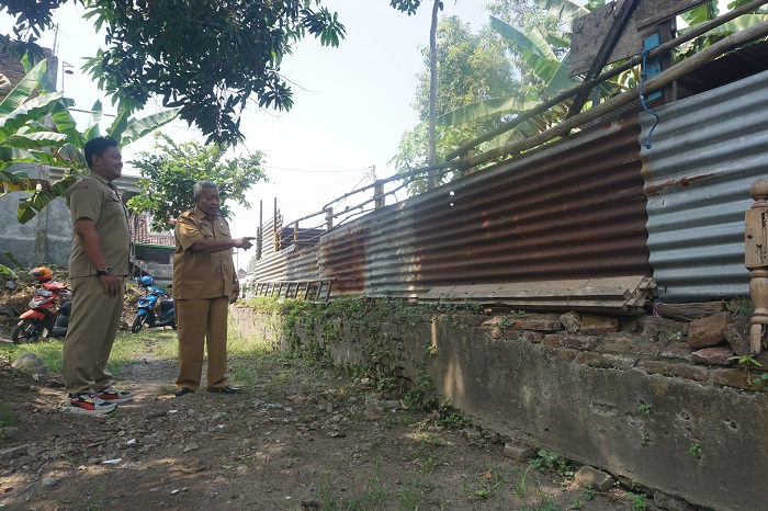 BUKTI SEJARAH: Kepala Desa Rejoagung Sugeng didampingi perangkat desa menunjukkan sisa pondasi dan sumur tua yang diyakini dulunya merupakan kediaman Bung Karno semasa kecil.