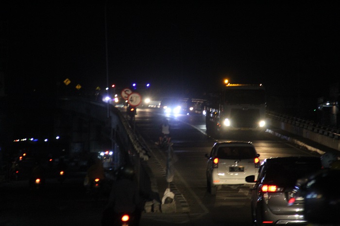 GELAP GULITA: Kondisi PJU jembatan baru Ploso di Desa Rejoagung, Kecamatan Ploso, Jombang padam.