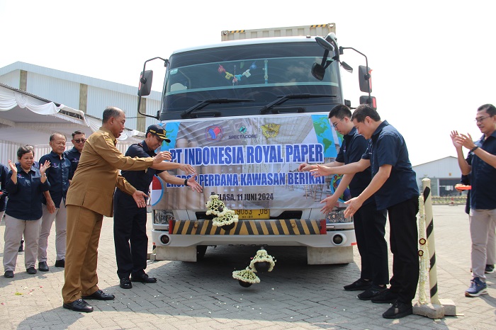 Pj Bupati Jombang Sugiat melepas ekspor perdana produk kertas daur ulang yang diproduksi PT Indonesia Royal Paper (IRP)