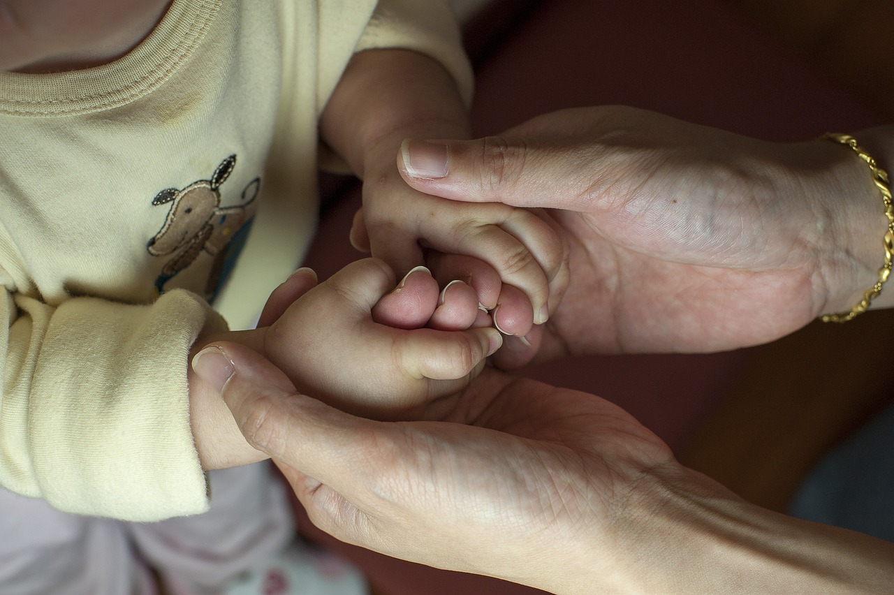 Ilustrasi ibu dan bayi. begini cara mengenali gejala baby blues dan depresi postpartum