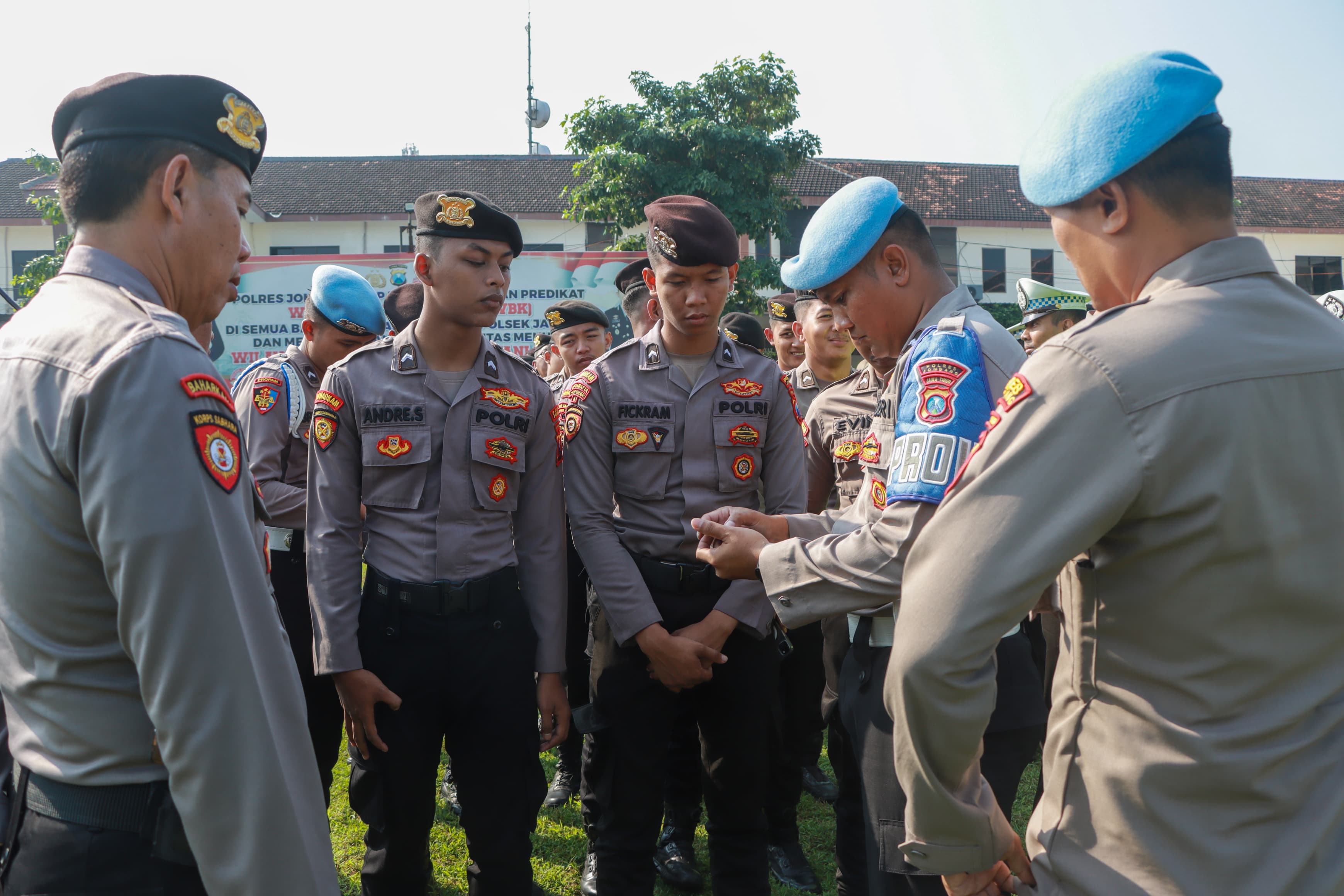 Petugas dari Sipropam Polres Jombang saat melakukan pengecekan HP anggota secara mendadak. Kegiatan itu mengantisipasi judi online di HP anggota kepolisian