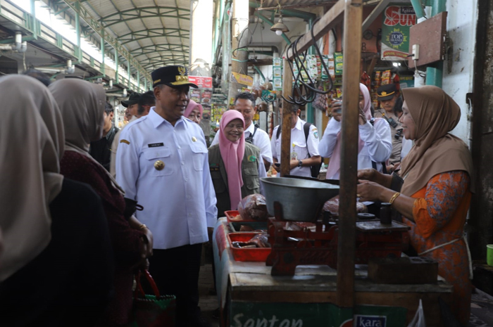 Pj Bupati Jombang bersama tim saat melakukan sidak pangan jelang idul adha di Pasar Ploso  (12/6)