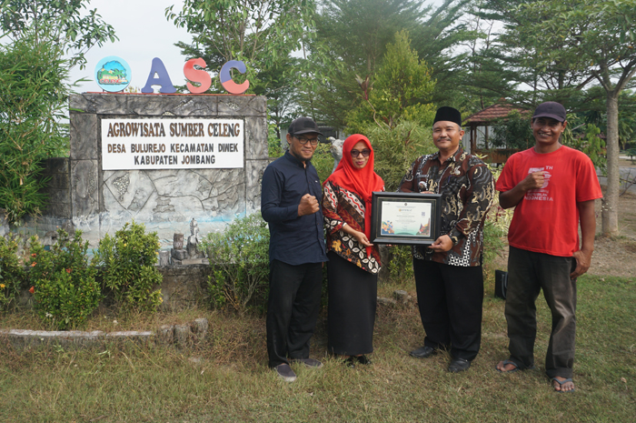 Kepala Desa Bulurejo Supraptini bersama BUMDes JayaMahe foto bersama Camat Diwek Agus Sholihudin saat menerima sertifikat penghargaan nominasi ADWI 2024.