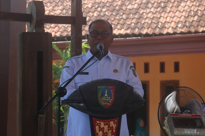 Pj Bupati Jombang Sugiat saat menghadiri kegiatan di Balai Desa Made, Kecamatan Kudu (12/6)