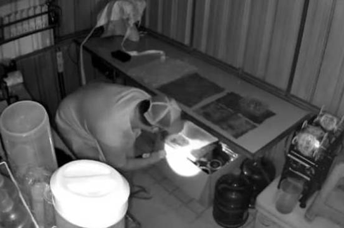 Aksi pencuri yang sedang mengobrak abrik isi outlet teh di Mojoagung Jombang terekam Kamera CCTV