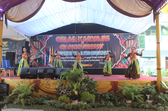 Penampilan seni tradisional siswa SMPN 1 Mojoagung,