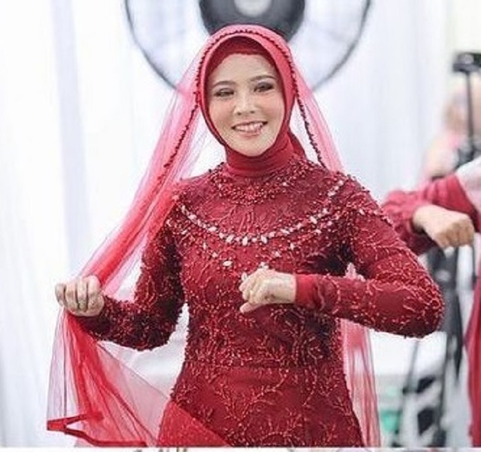 Briptu FN saat merayakan momen pernikahannya dengan Briptu RDW tahun 2021 lalu