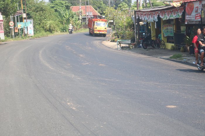 Perbaikan jalan ruas Mojoagung-Mojoduwur Jombang ini dilakukan Dinas PUPR Jombang menggunakan sistem e-Purchasing