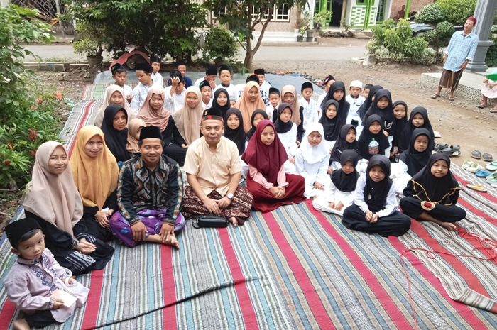 HM Syarif Hidayatullah ST MMT (Gus Sentot) saat mengunjungi TPQ Al Muhibbin Desa Betek Kecamatan Mojoagung, Minggu (9/6).