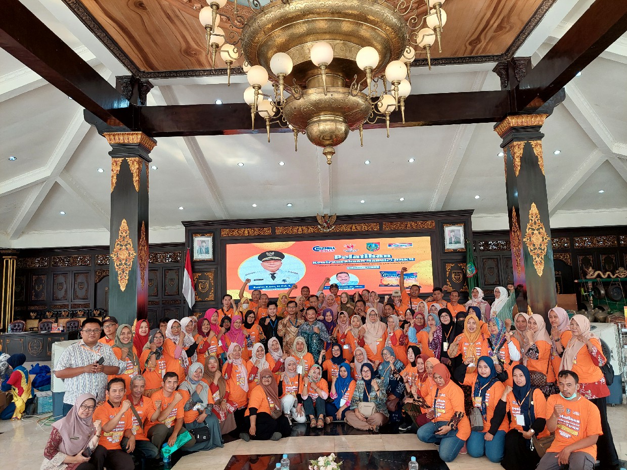 : Ratusan pelaku UMKM setelah mengikuti pelatihan UMKM kewirausahaan mandiri yang diadakan Indomaret Cabang Jombang di Pendopo Kabupaten Jombang (13/6).
