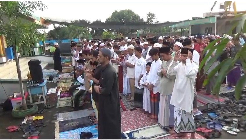 Jemaah ibadurrahman saat melaksanakan salat idul adha di Jombang (16/6)