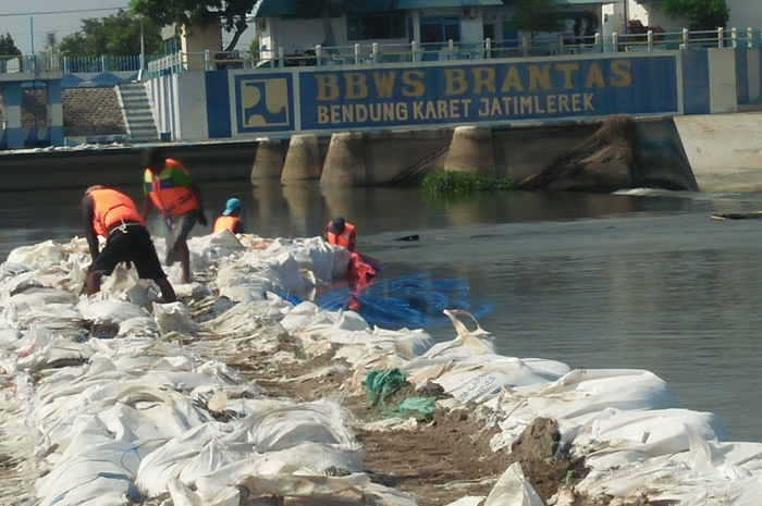 Pembangunan kisdam di pintu 6 Dam Karet Jatimlerek Jombang yang tengah berjalan