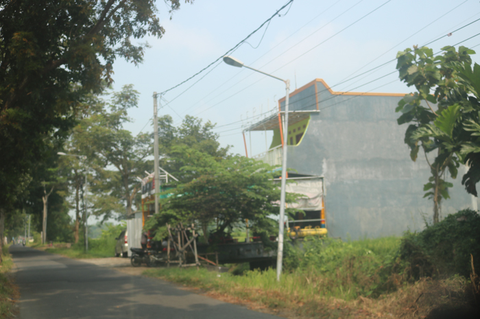 Pju di pinggir jalan kabupaten di Desa Keras, Kecamatan Diwek, Jombang yang  dibiarkan dalam kondisi doyong