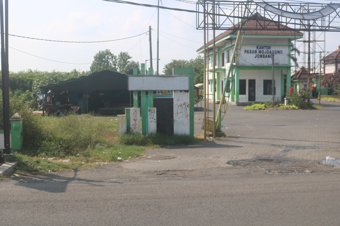 Tembok depan pasar Mojoagung Jombang yang kondisinya penuh coretan