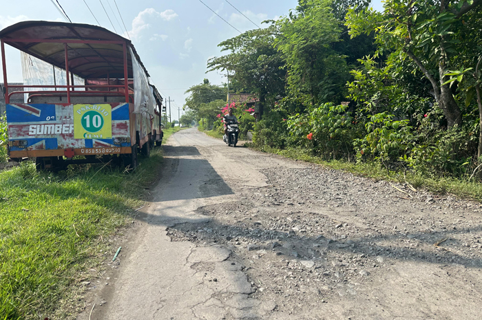 Kondisi aspal jalan penguhbung antardesa di Jombang yang rusak berat dan berubah jadi jalan makadam
